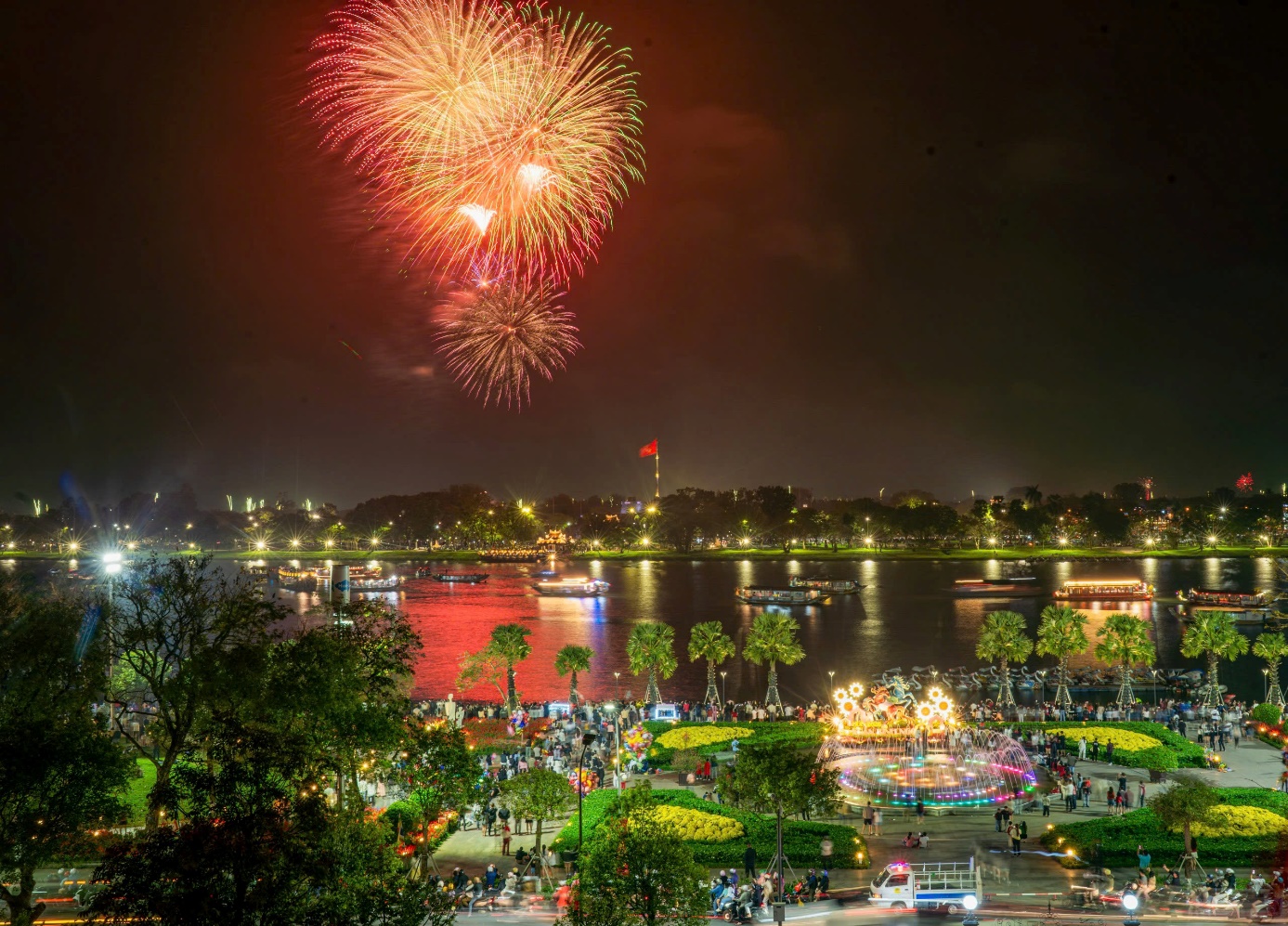 Chiêm ngưỡng màn pháo hoa đêm Giao thừa ở xứ Huế - 7