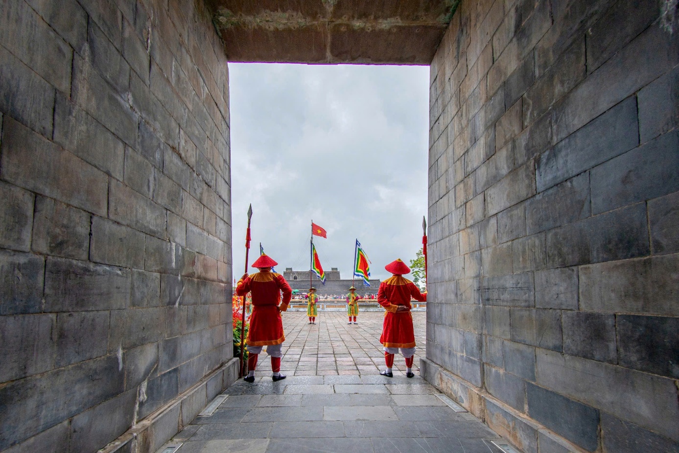 Du khách vào Hoàng cung hái lộc đầu năm, trải nghiệm trò chơi cung đình - 9