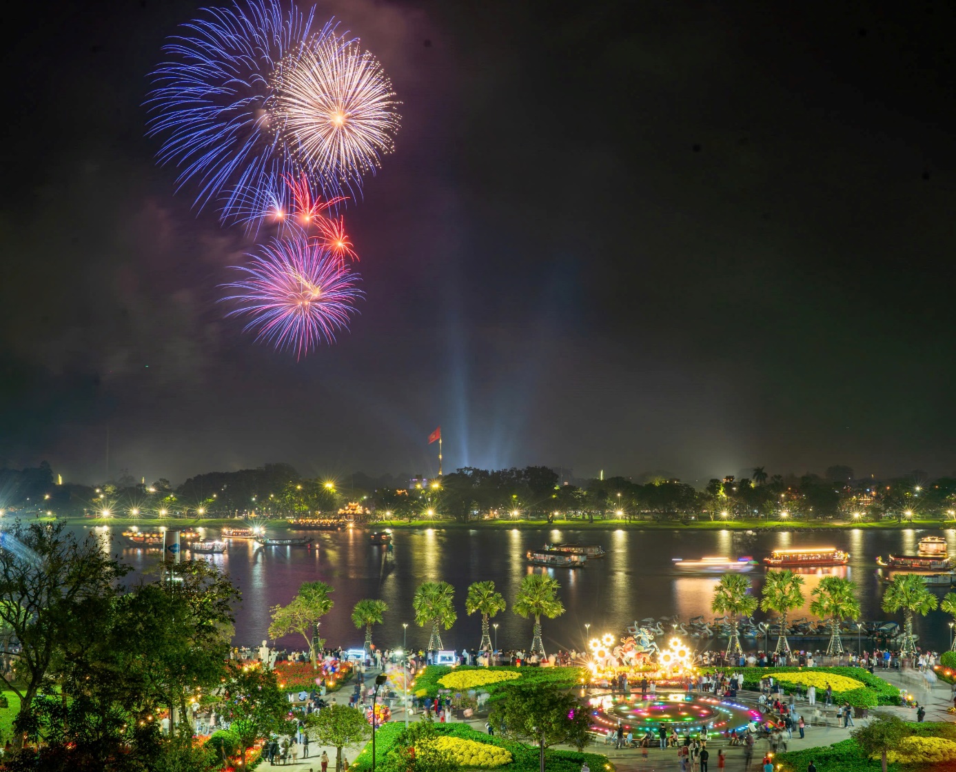 Chiêm ngưỡng màn pháo hoa đêm Giao thừa ở xứ Huế - 4
