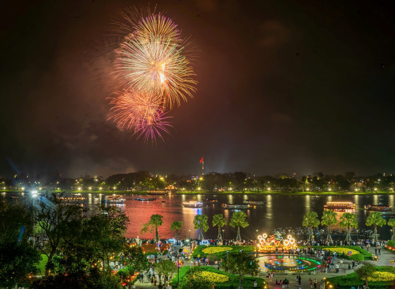 Chiêm ngưỡng màn pháo hoa đêm Giao thừa ở xứ Huế - 5