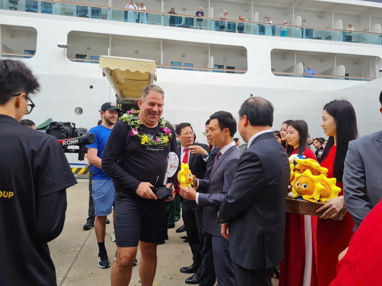 Hai tàu biển đưa gần 2.400 khách quốc tế “xông đất” du lịch Quảng Ninh - 4