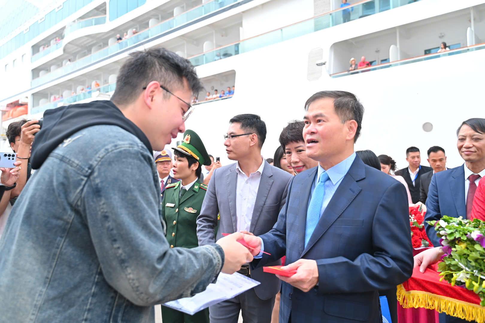 Hai tàu biển đưa gần 2.400 khách quốc tế “xông đất” du lịch Quảng Ninh - 2