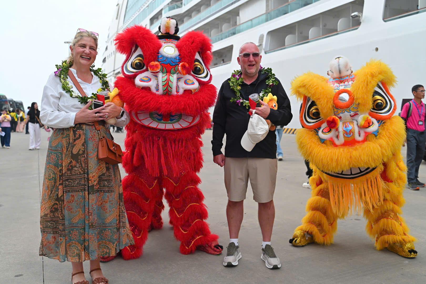 Hai tàu biển đưa gần 2.400 khách quốc tế “xông đất” du lịch Quảng Ninh - 5