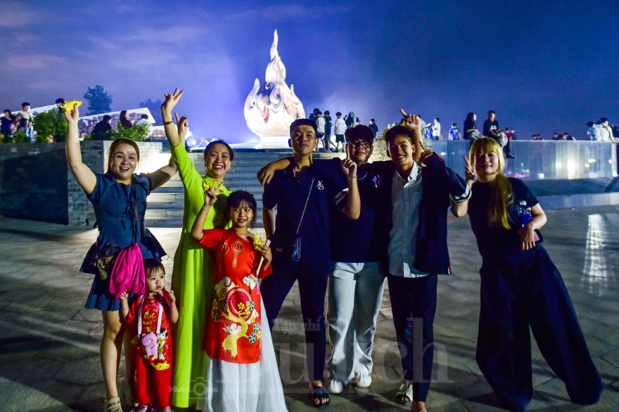 Lung linh pháo hoa đón Giao thừa xuân Bính Ngọ tại khu Di tích Mậu Thân 1968 - 11