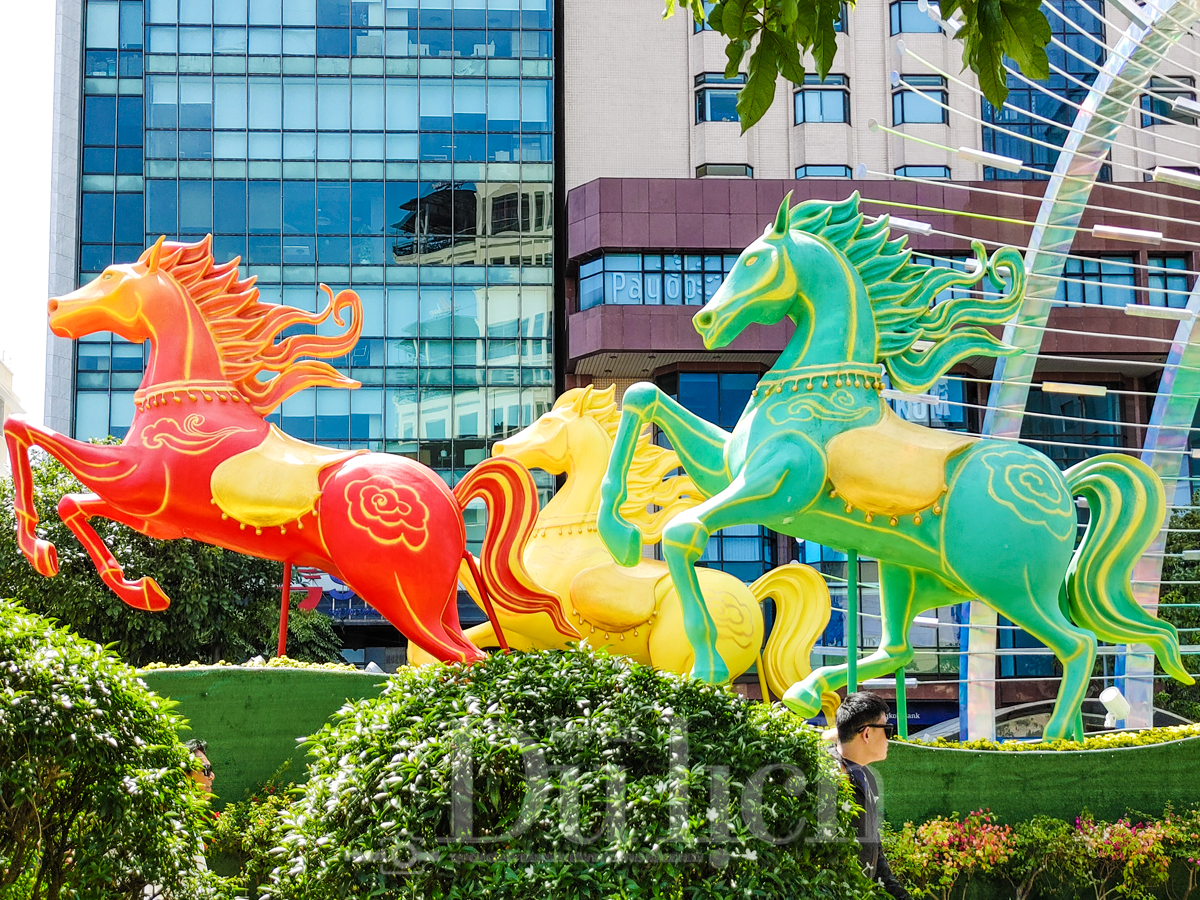 Giữa trưa ‘đội nắng’ săn ảnh đẹp cùng linh vật Đường hoa Nguyễn Huệ xuân Bính Ngọ - 13