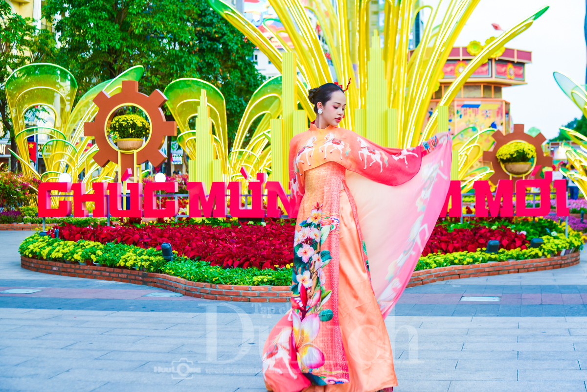 Giữa trưa ‘đội nắng’ săn ảnh đẹp cùng linh vật Đường hoa Nguyễn Huệ xuân Bính Ngọ - 15