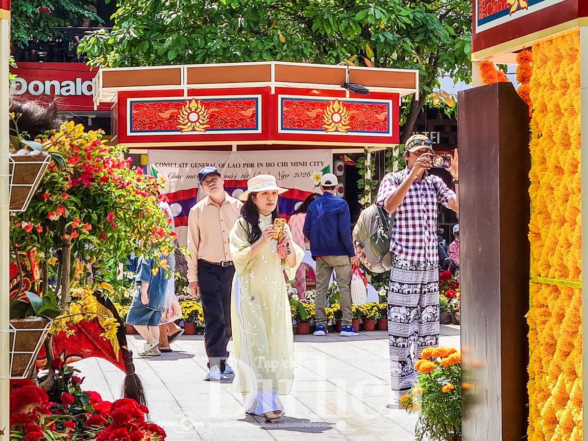 Giữa trưa ‘đội nắng’ săn ảnh đẹp cùng linh vật Đường hoa Nguyễn Huệ xuân Bính Ngọ - 4