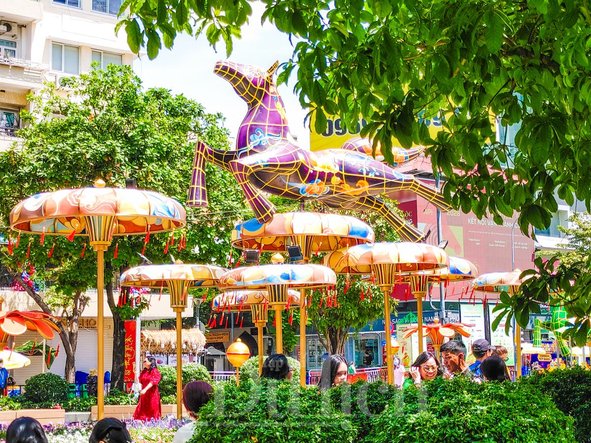 Giữa trưa ‘đội nắng’ săn ảnh đẹp cùng linh vật Đường hoa Nguyễn Huệ xuân Bính Ngọ - 9