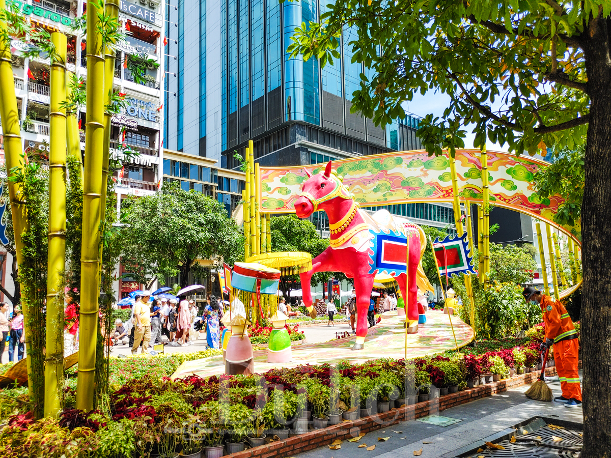 Giữa trưa ‘đội nắng’ săn ảnh đẹp cùng linh vật Đường hoa Nguyễn Huệ xuân Bính Ngọ - 2