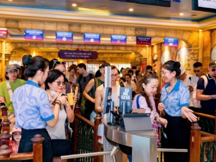 Chợ đêm, pháo hoa: Thị trấn Hoàng Hôn đón hàng trăm nghìn lượt khách Tết Nguyên đán