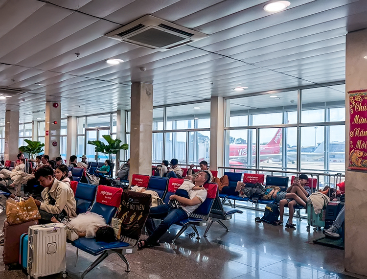 Lỡ nhịp đoàn viên vì ‘điệp khúc’ dời chuyến