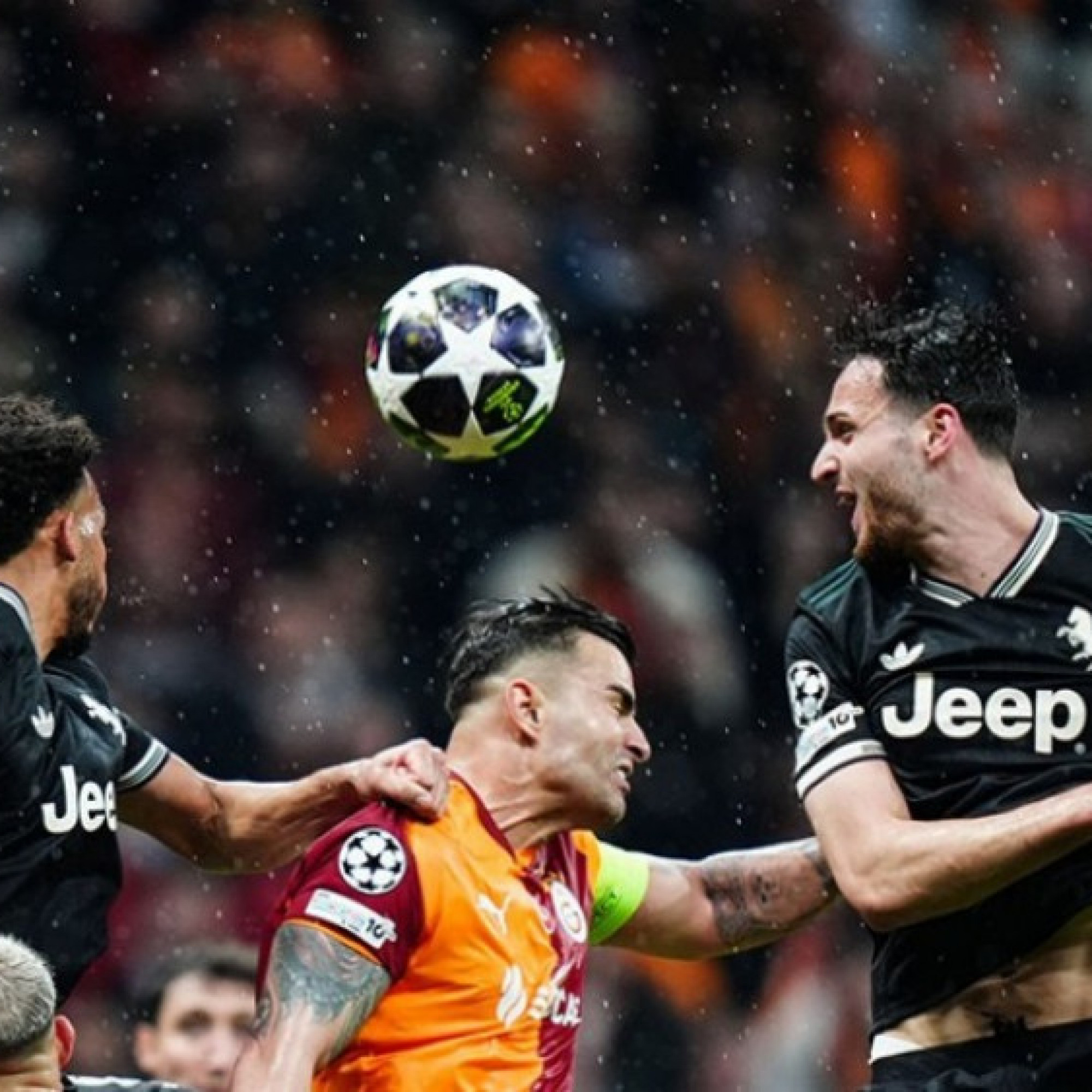  - Video bóng đá Galatasaray - Juventus: Điên rồ 7 bàn & thẻ đỏ, sụp đổ hiệp 2 (Cúp C1)