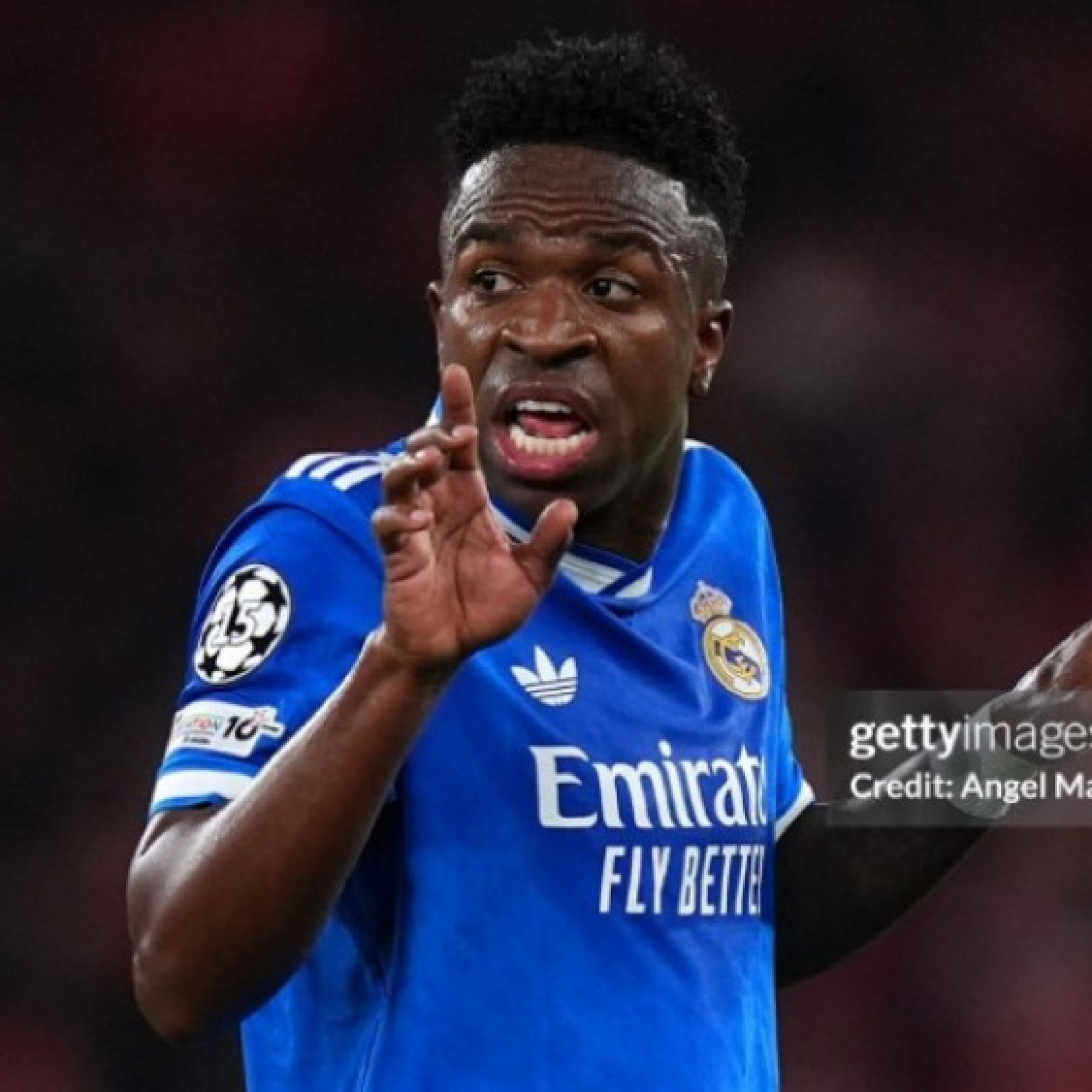  - Vinicius lập siêu phẩm cho Real: Ăn mừng tranh cãi, bỏ ra ngoài vì bị xúc phạm