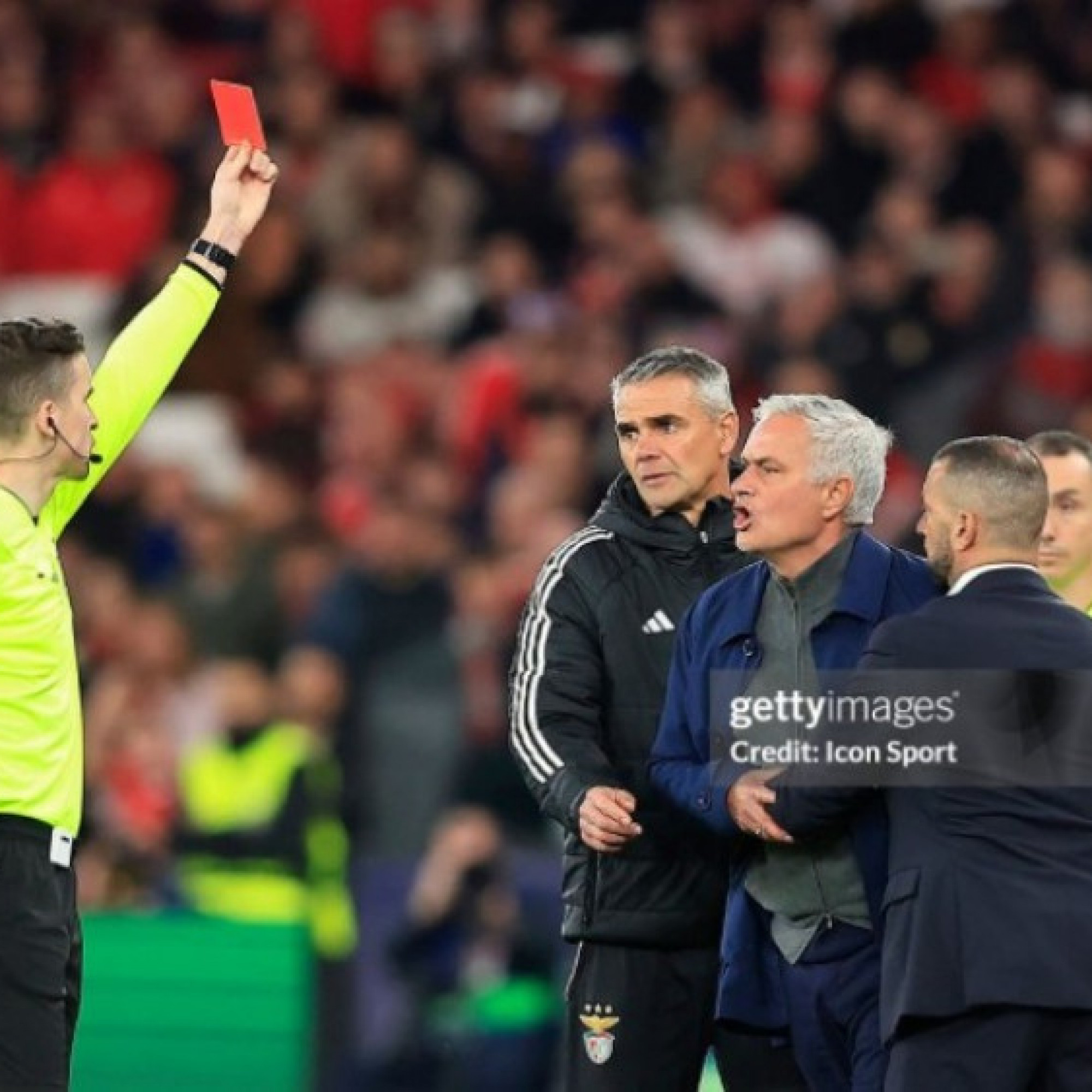  - Benfica thua đơn thiệt kép vì Jose Mourinho: Ăn thẻ đỏ vì chửi trọng tài