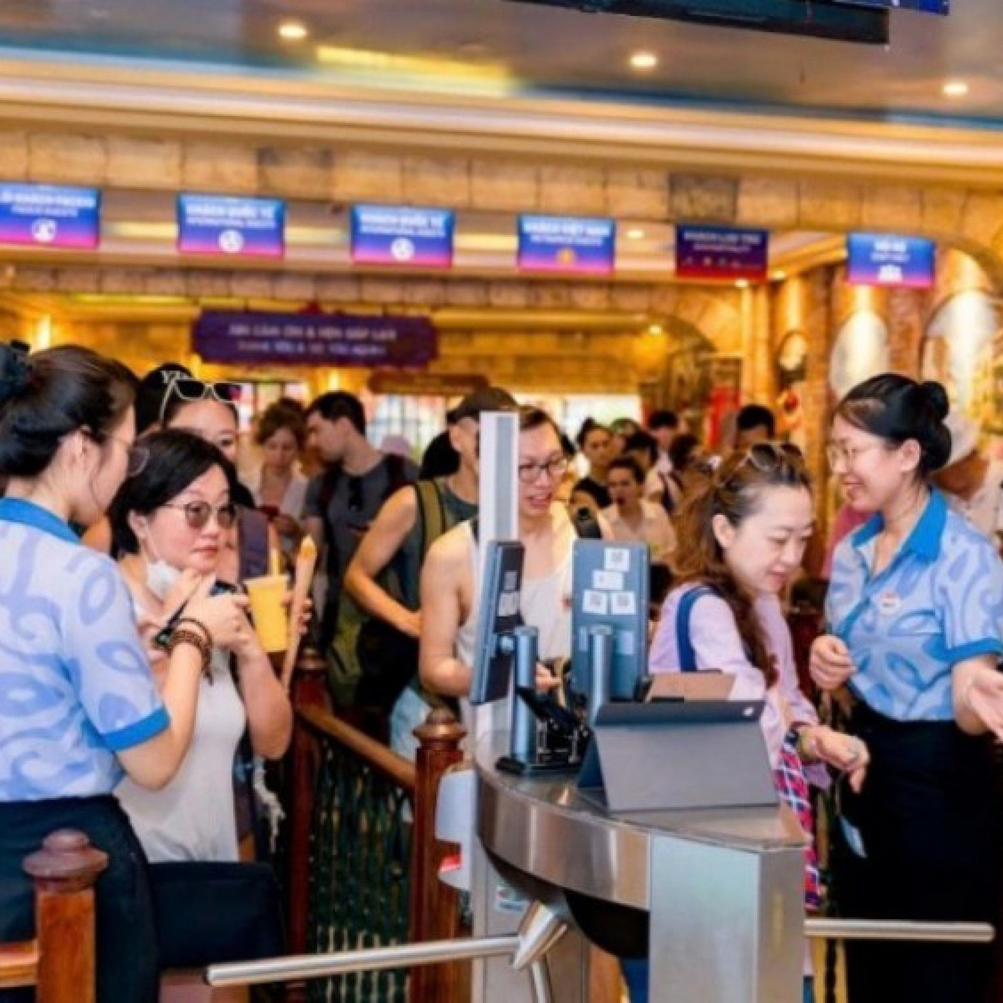  - Chợ đêm, pháo hoa: Thị trấn Hoàng Hôn đón hàng trăm nghìn lượt khách Tết Nguyên đán