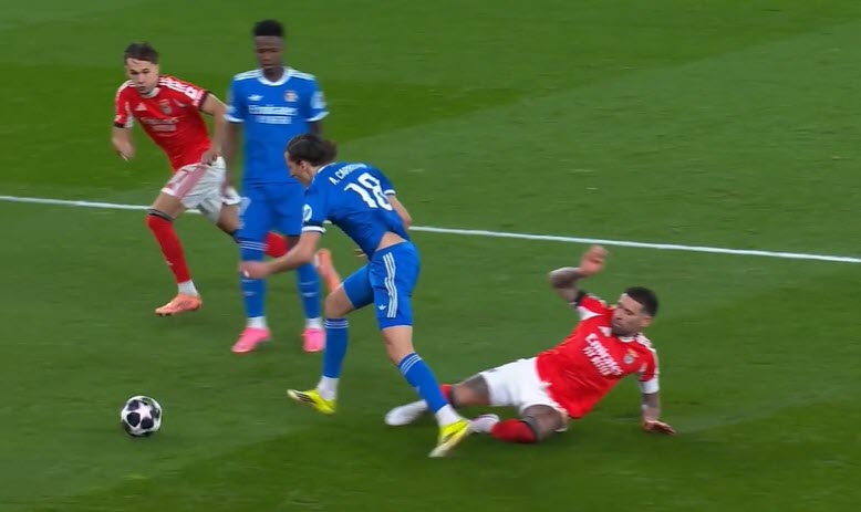 Mourinho tố trọng tài có "danh sách" cầu thủ Real Madrid không thể bị phạt thẻ - 4