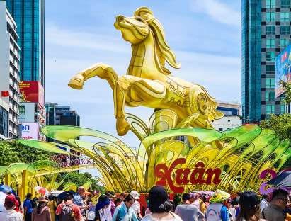  - Giữa trưa ‘đội nắng’ săn ảnh đẹp cùng linh vật Đường hoa Nguyễn Huệ xuân Bính Ngọ