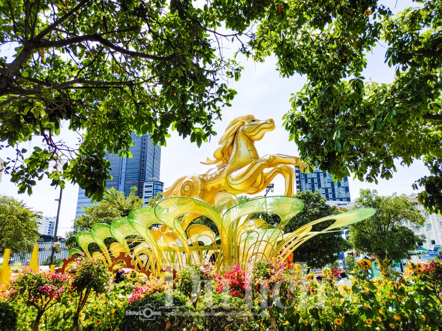 Giữa trưa ‘đội nắng’ săn ảnh đẹp cùng linh vật Đường hoa Nguyễn Huệ xuân Bính Ngọ - 14