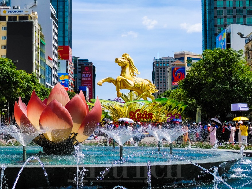 Giữa trưa ‘đội nắng’ săn ảnh đẹp cùng linh vật Đường hoa Nguyễn Huệ xuân Bính Ngọ - 17