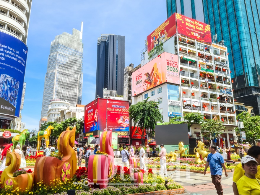 Giữa trưa ‘đội nắng’ săn ảnh đẹp cùng linh vật Đường hoa Nguyễn Huệ xuân Bính Ngọ - 10