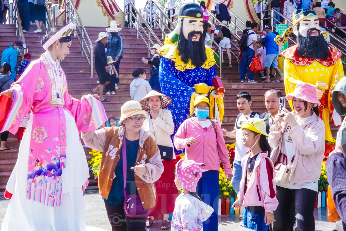 Nườm nượp khách du xuân chen chân lễ hội ‘Tết Người Việt - Ký Ức Trăm Năm’ - 12