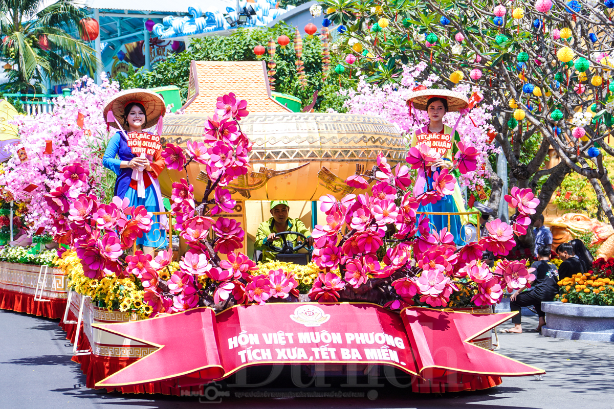 Nườm nượp khách du xuân chen chân lễ hội ‘Tết Người Việt - Ký Ức Trăm Năm’ - 2