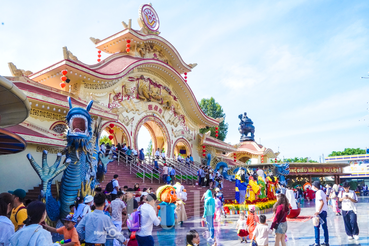 Nườm nượp khách du xuân chen chân lễ hội ‘Tết Người Việt - Ký Ức Trăm Năm’ - 1