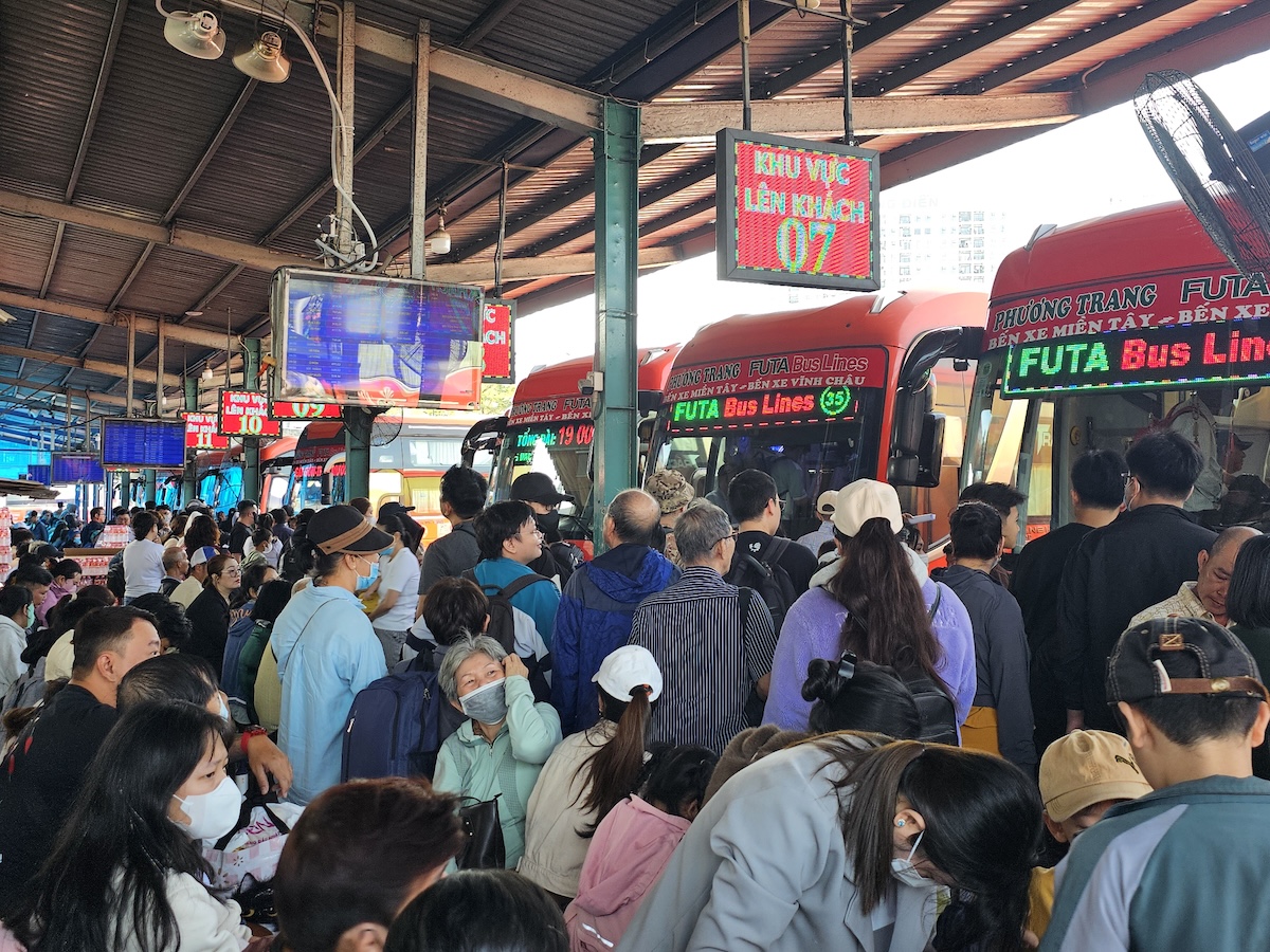 Bến xe Miền Tây đông nghẹt mùng 3: Người về quê muộn, khách du xuân nhộn nhịp - 1