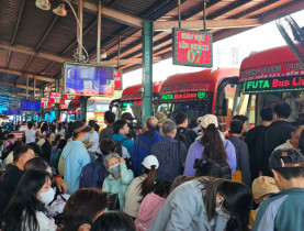  - Bến xe Miền Tây đông nghẹt mùng 3: Người về quê muộn, khách du xuân nhộn nhịp