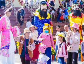  - Nườm nượp khách du xuân chen chân lễ hội ‘Tết Người Việt - Ký Ức Trăm Năm’