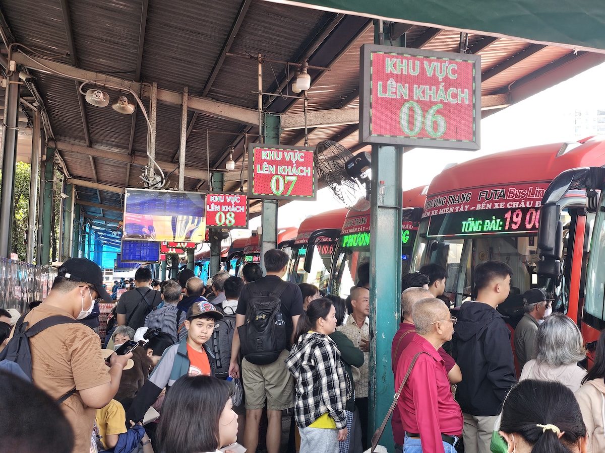 Bến xe Miền Tây đông nghẹt mùng 3: Người về quê muộn, khách du xuân nhộn nhịp - 3