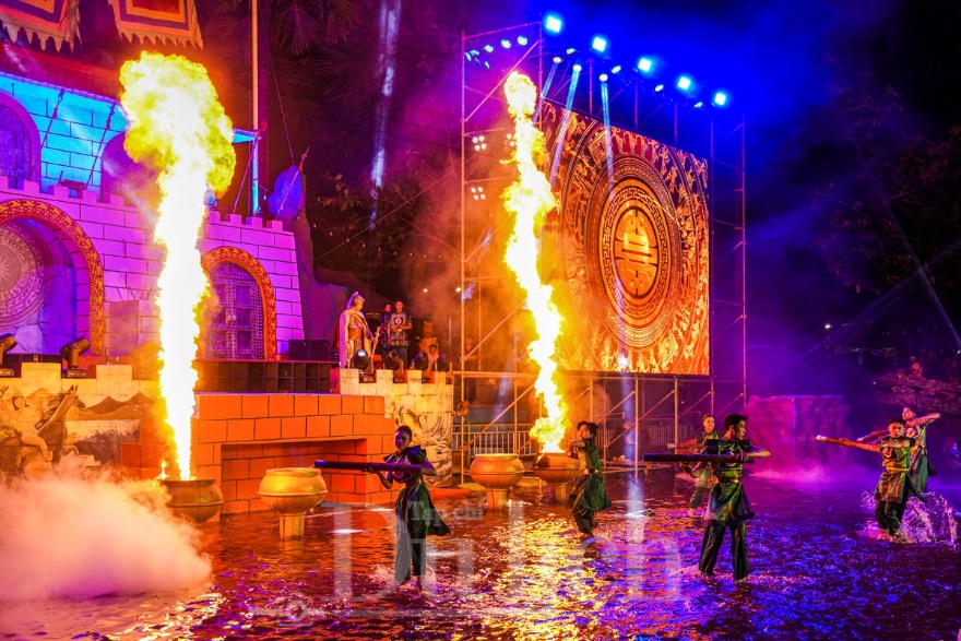 Nườm nượp khách du xuân chen chân lễ hội ‘Tết Người Việt - Ký Ức Trăm Năm’ - 10