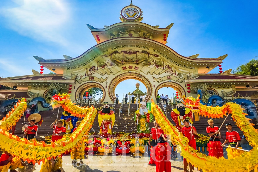 Nườm nượp khách du xuân chen chân lễ hội ‘Tết Người Việt - Ký Ức Trăm Năm’ - 13