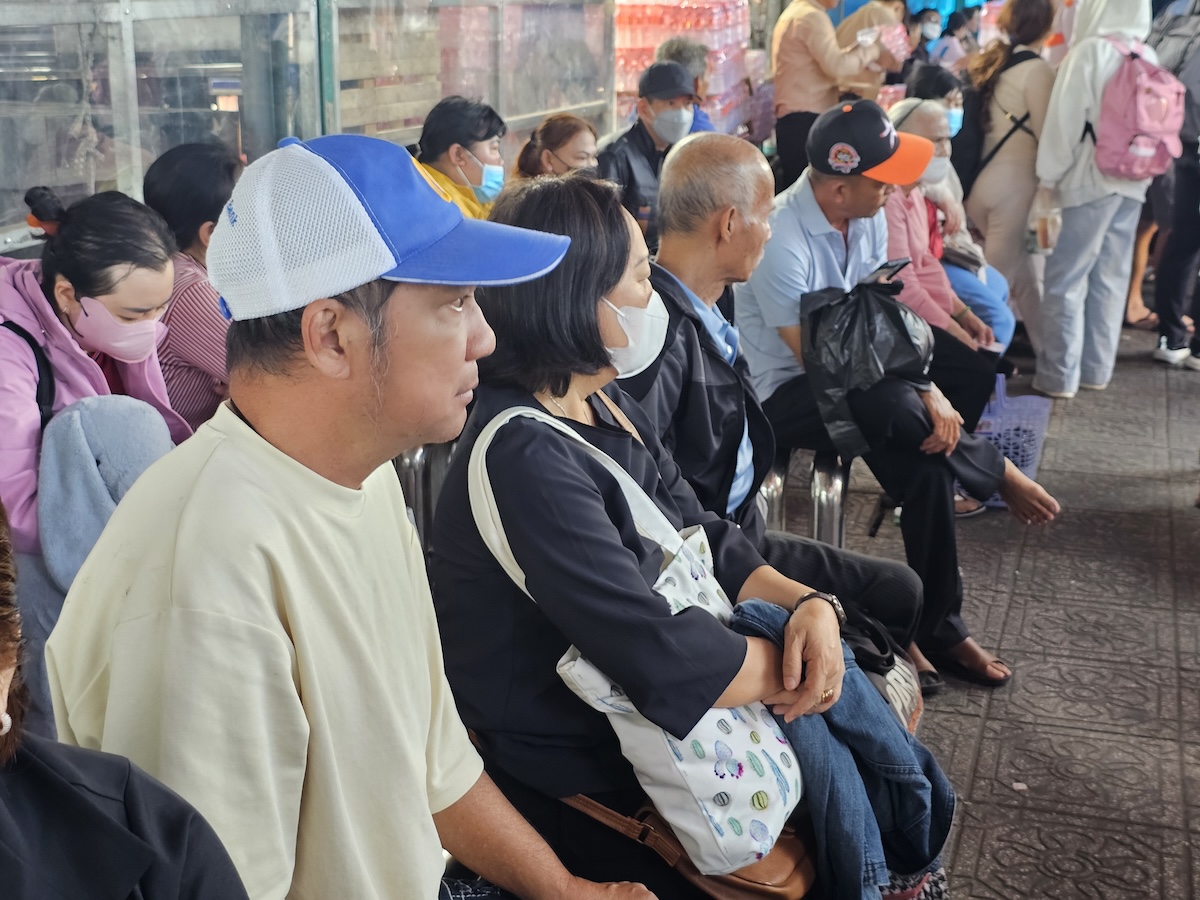 Bến xe Miền Tây đông nghẹt mùng 3: Người về quê muộn, khách du xuân nhộn nhịp - 4