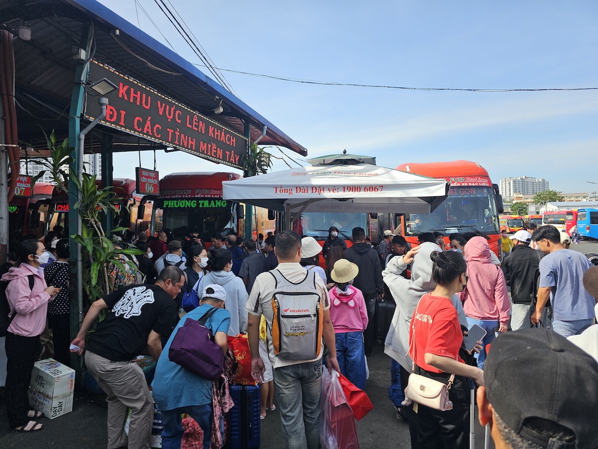 Bến xe Miền Tây đông nghẹt mùng 3: Người về quê muộn, khách du xuân nhộn nhịp - 2