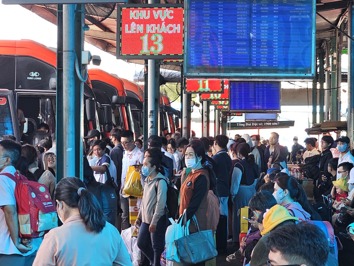 Bến xe Miền Tây đông nghẹt mùng 3: Người về quê muộn, khách du xuân nhộn nhịp - 5