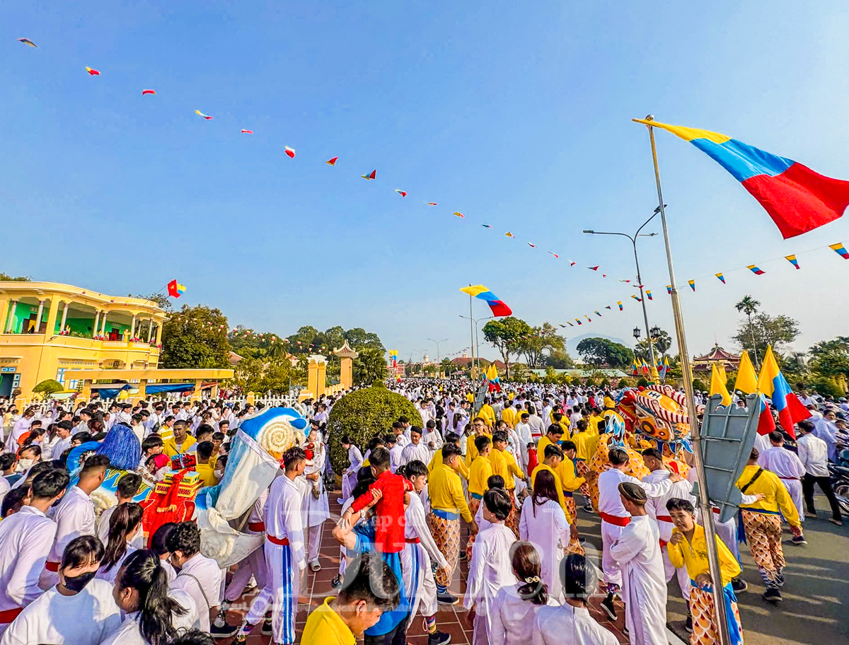 Trẩy hội du xuân Bính Ngọ rực rỡ sắc màu tại Tòa thánh Tây Ninh - 13