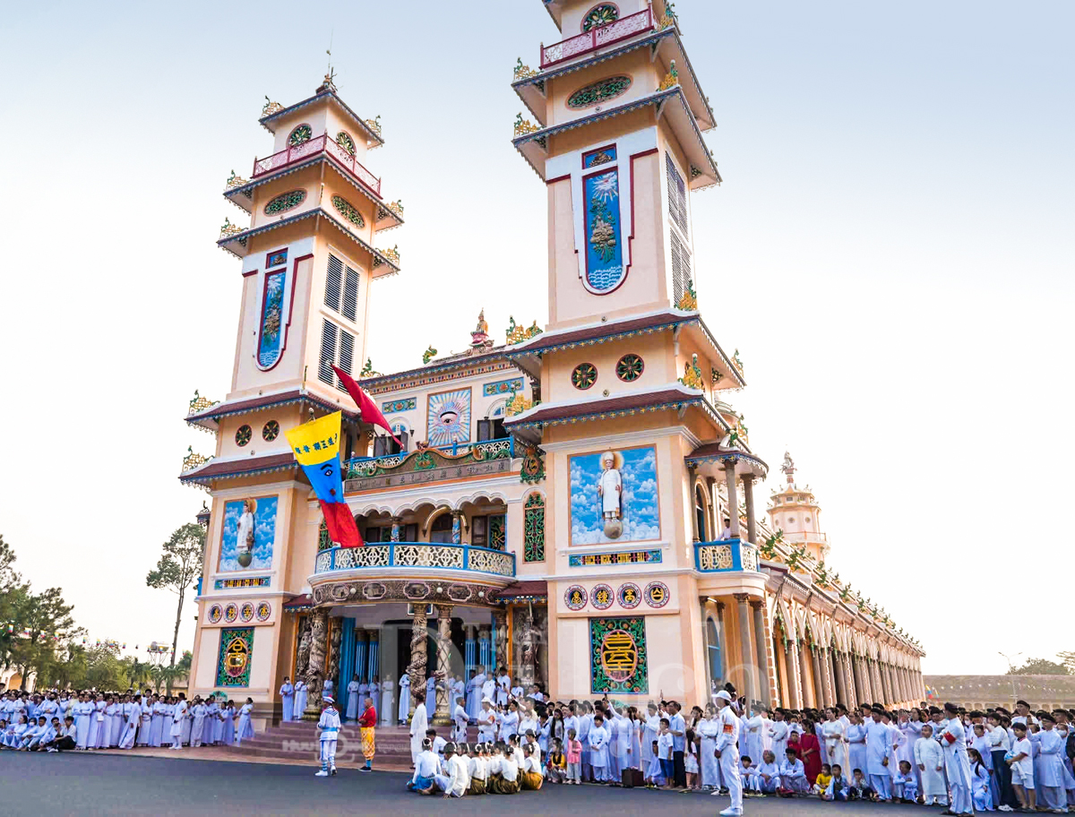 Trẩy hội du xuân Bính Ngọ rực rỡ sắc màu tại Tòa thánh Tây Ninh - 1