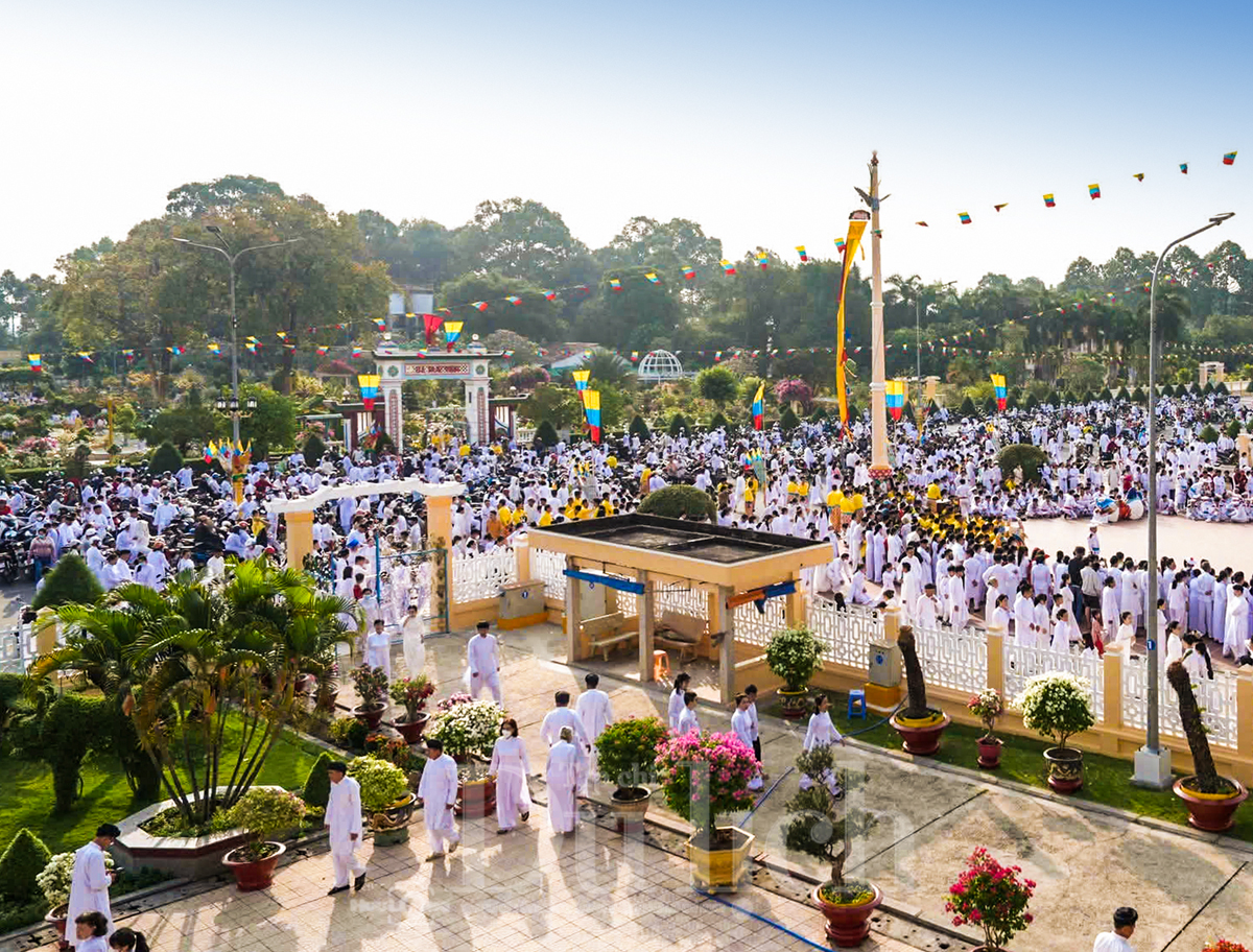 Trẩy hội du xuân Bính Ngọ rực rỡ sắc màu tại Tòa thánh Tây Ninh - 14