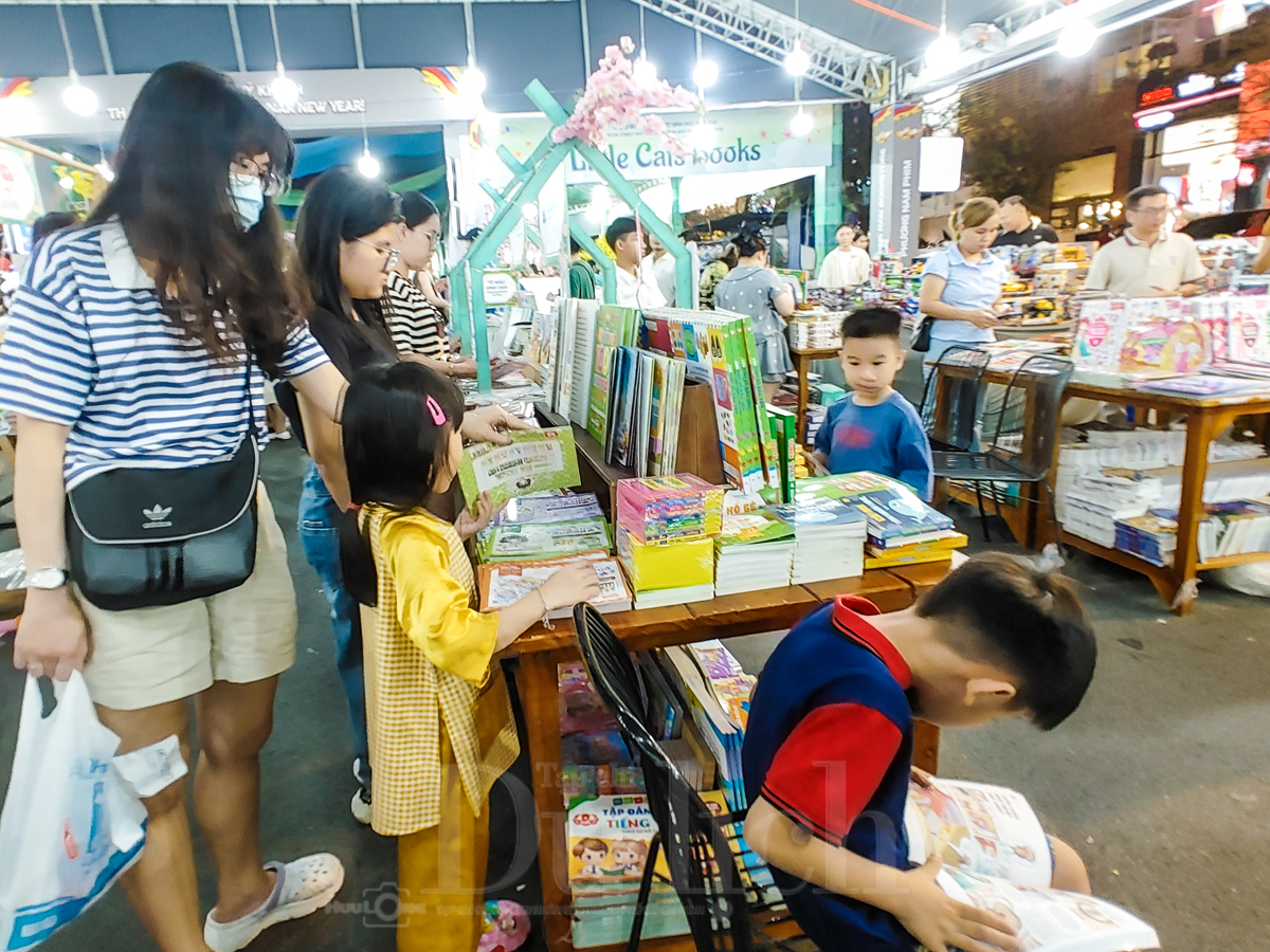 Du xuân giữa miền tri thức, Đường sách tết Bính Ngọ gom ‘quả ngọt’ đầu năm - 10