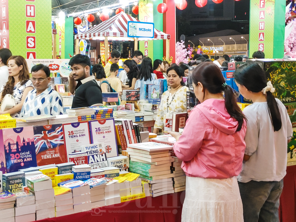 Du xuân giữa miền tri thức, Đường sách tết Bính Ngọ gom ‘quả ngọt’ đầu năm - 7