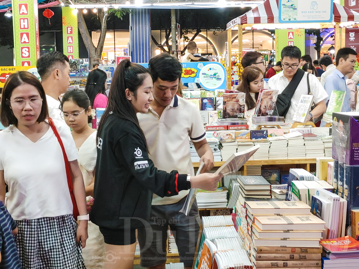 Du xuân giữa miền tri thức, Đường sách tết Bính Ngọ gom ‘quả ngọt’ đầu năm - 9