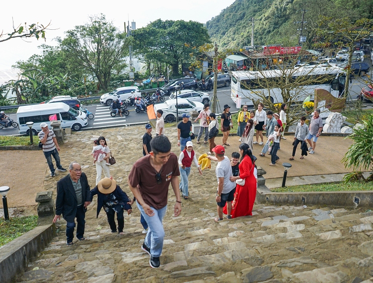 Du khách nườm nượp 