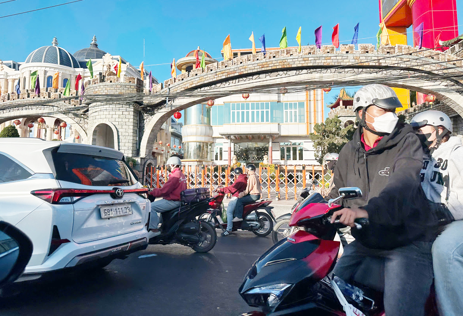 Cảnh sát giao thông Cần Thơ tất bật phân luồng tại điểm du lịch có Liên Hoa Bảo Tháp - 1