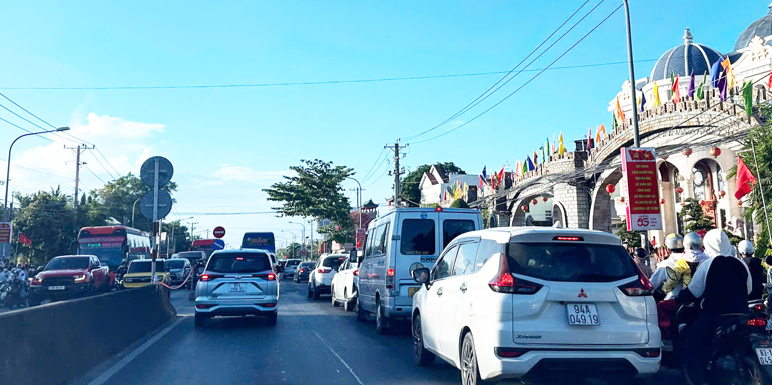 Cảnh sát giao thông Cần Thơ tất bật phân luồng tại điểm du lịch có Liên Hoa Bảo Tháp - 2