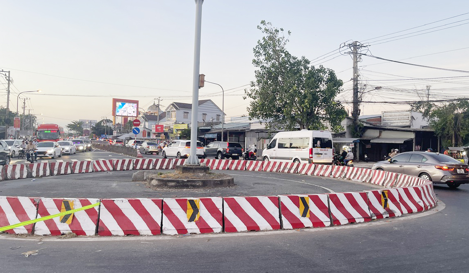 Cảnh sát giao thông Cần Thơ tất bật phân luồng tại điểm du lịch có Liên Hoa Bảo Tháp - 3