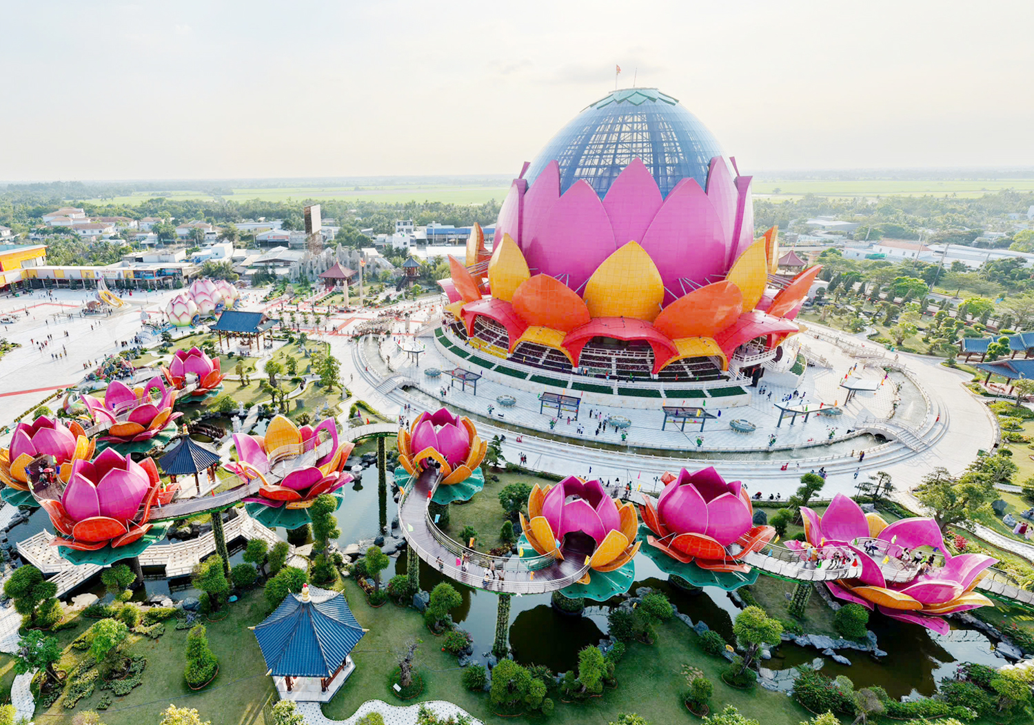 Cảnh sát giao thông Cần Thơ tất bật phân luồng tại điểm du lịch có Liên Hoa Bảo Tháp - 5