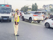 Cảnh sát giao thông Cần Thơ tất bật phân luồng tại điểm du lịch có Liên Hoa Bảo Tháp