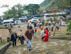  - Du khách nườm nượp "check-in" Hải Vân Quan dịp Tết Bính Ngọ