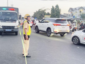  - Cảnh sát giao thông Cần Thơ tất bật phân luồng tại điểm du lịch có Liên Hoa Bảo Tháp